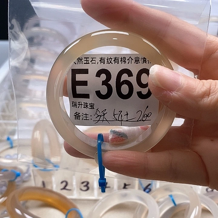 玛瑙/玉髓手镯未镶嵌今****色