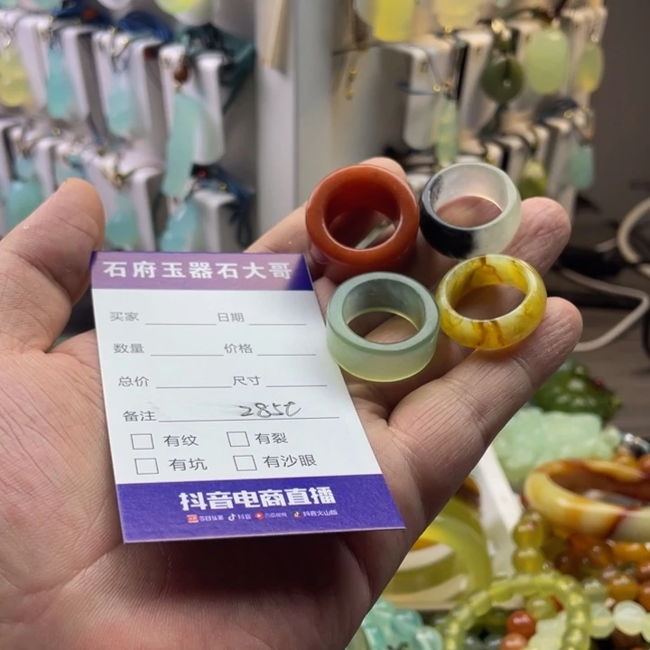 未***央蛇纹石玉未镶嵌颈饰