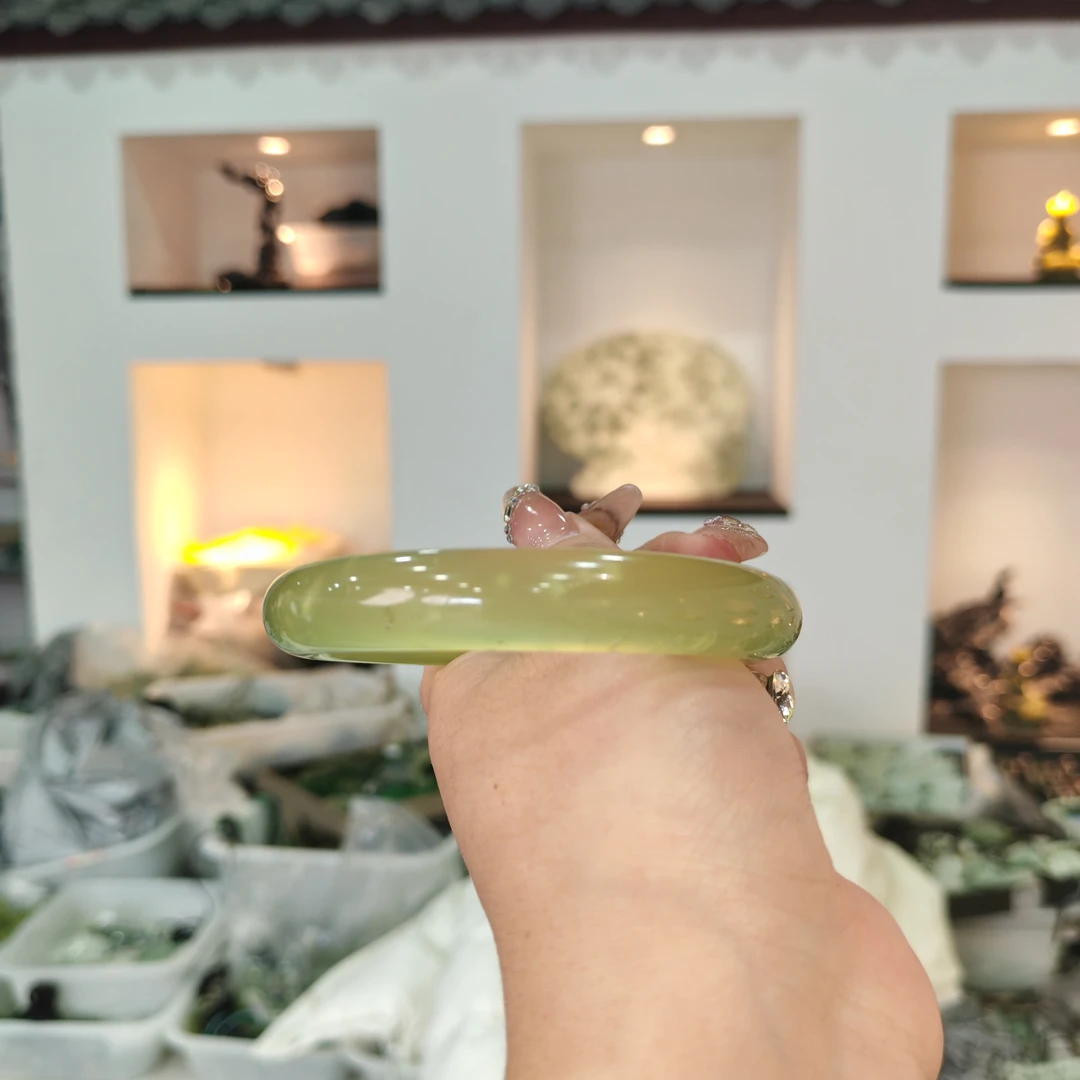 岫玉上品辽阳绿暴风雪手镯