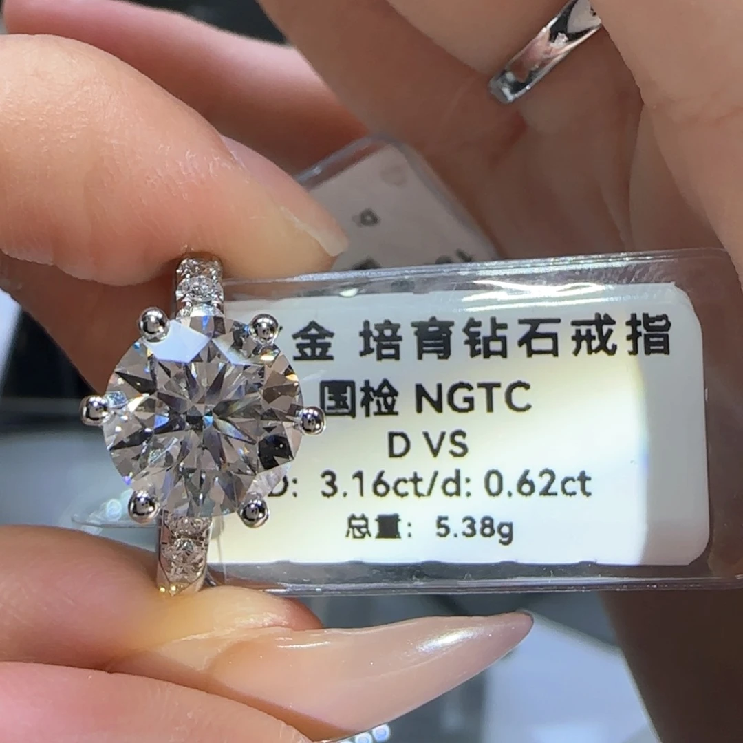 实验室培育钻石18K金镶嵌么**?白月光六爪3卡16号
