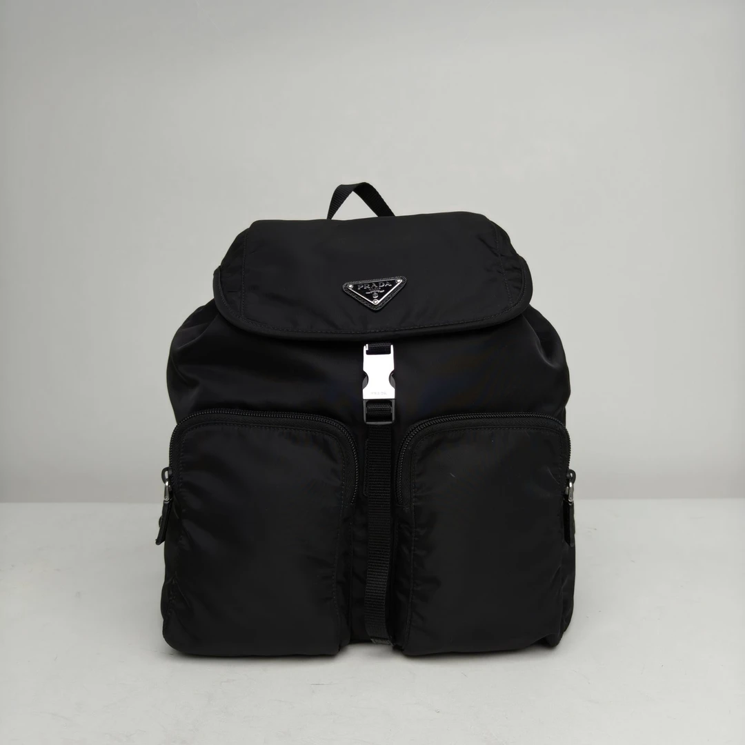 99新 Prada/普拉达 【念念】黑色 Saffiano 双口袋翻盖抽绳双肩包