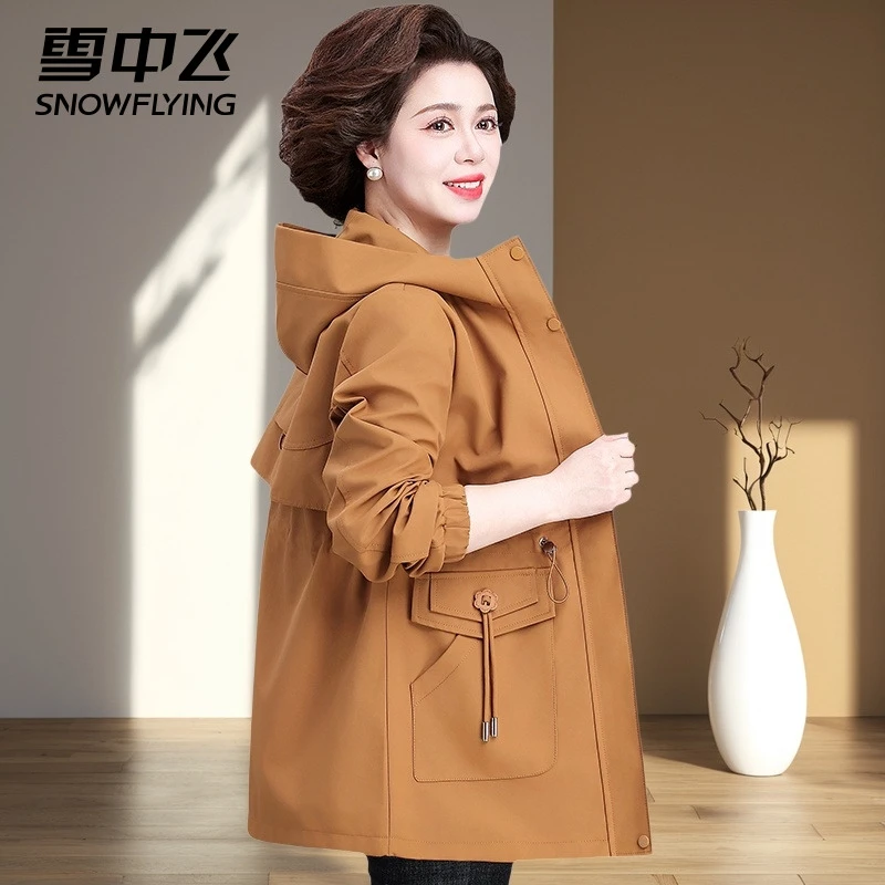 雪中飞中老年妈妈秋装外套2025新款洋气时尚大码风衣春秋上衣女F