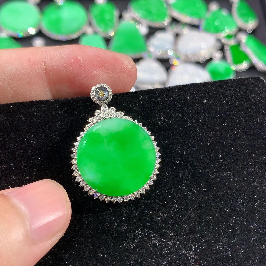 翡翠18K金镶嵌颈饰