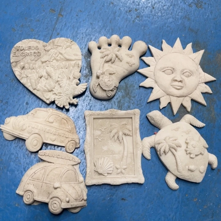 摆件羊**.               微瑕。