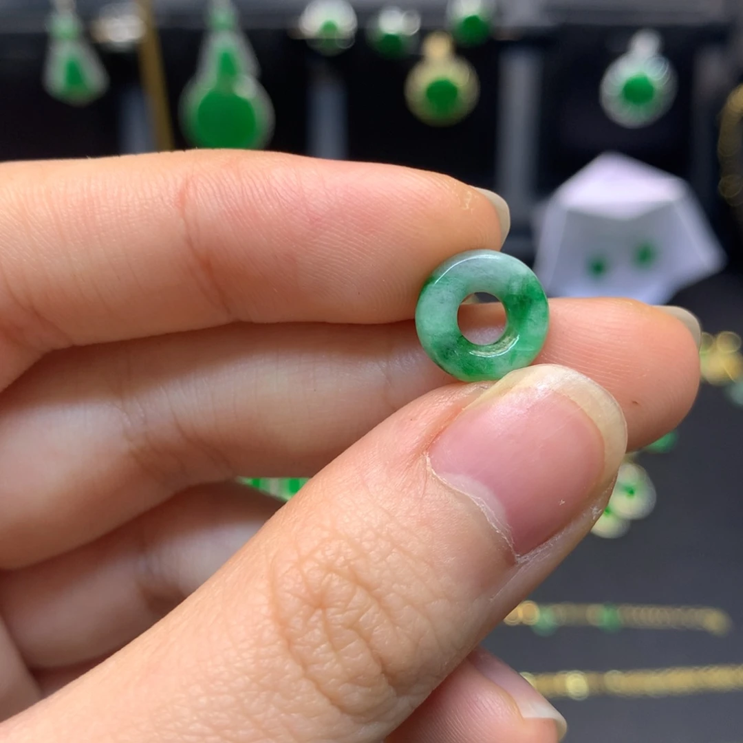 翡翠未镶嵌颈饰有纹裂