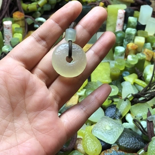 未镶嵌岫玉吊坠宋**?