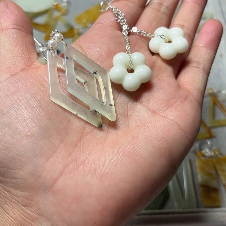 蛇纹石玉未镶嵌耳饰