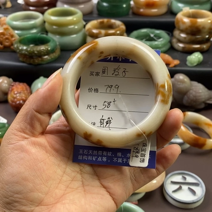 周***子石英质玉未镶嵌手镯