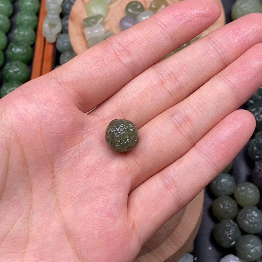 驴***人和田玉未镶嵌颈饰
