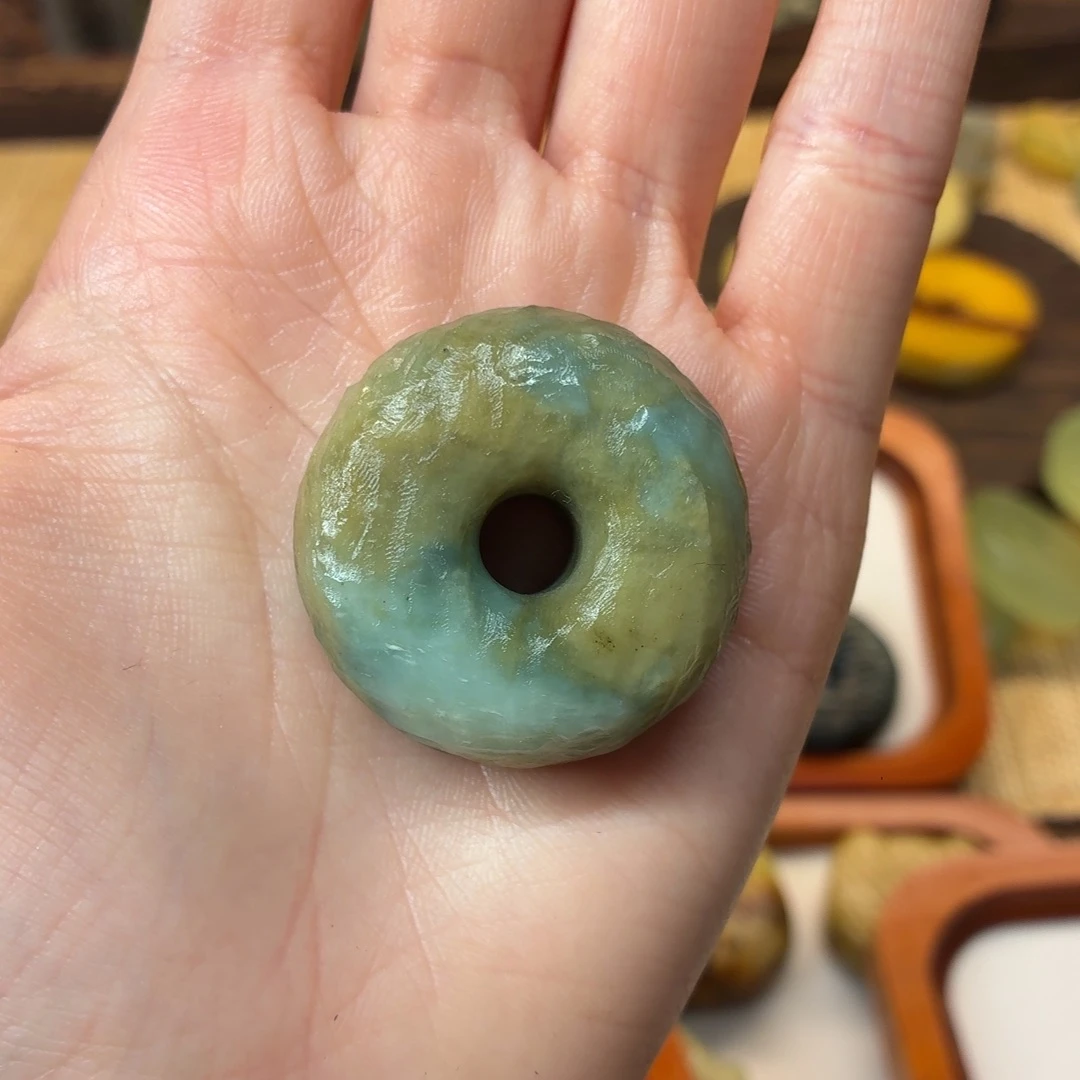 北***笙蛇纹石玉未镶嵌颈饰