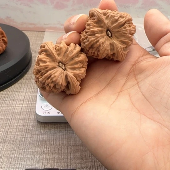 桃核吊坠年****￴和她核桃