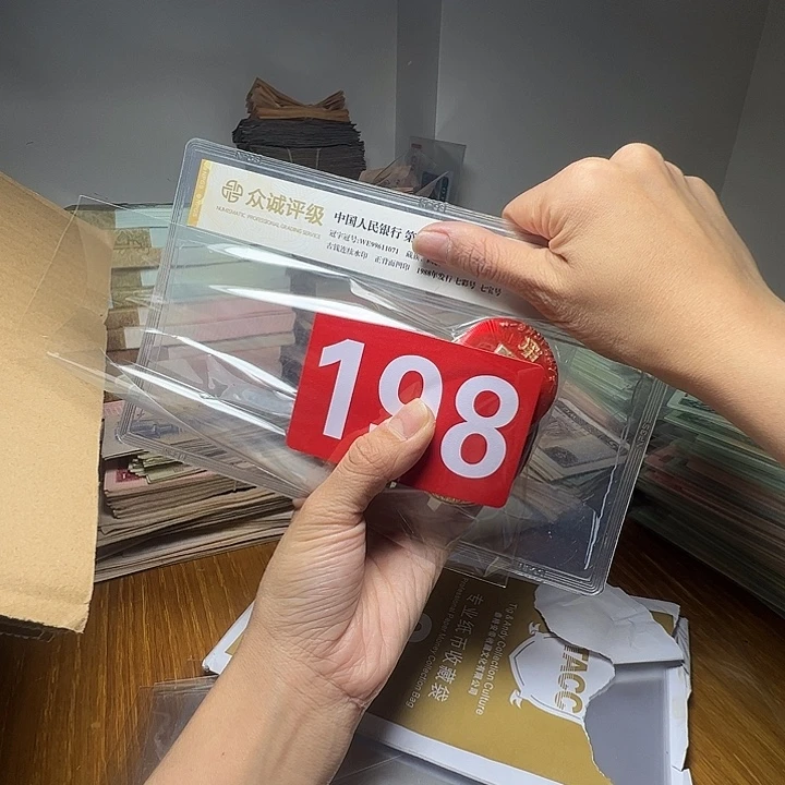 2***1退市像章10个如图