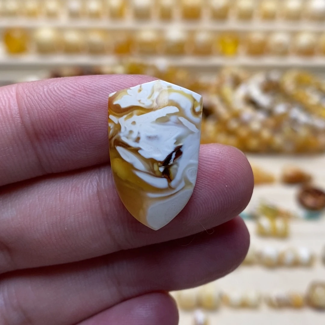 未镶嵌琥珀珠宝奇石