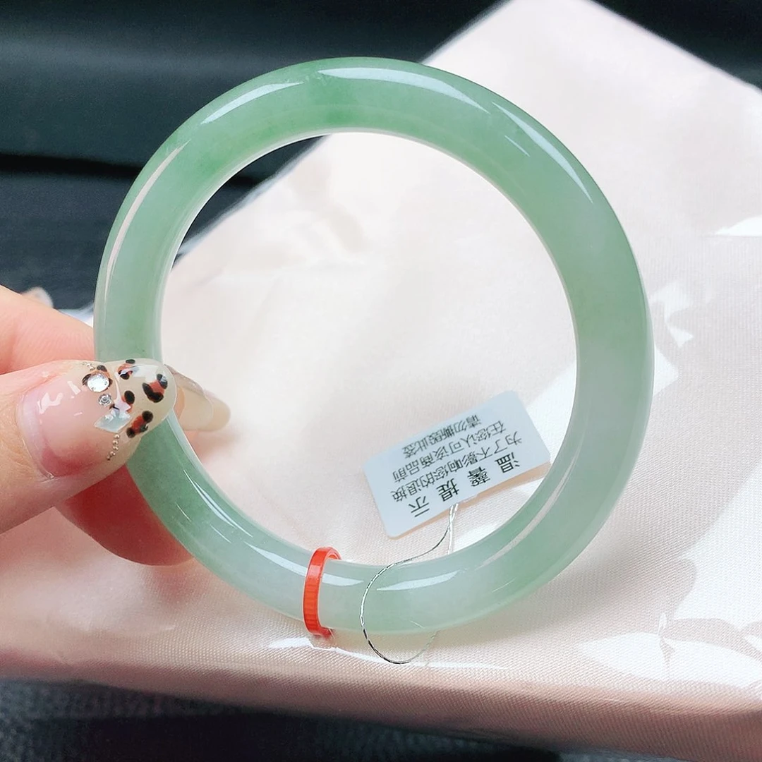 翡翠手镯未镶嵌55圈