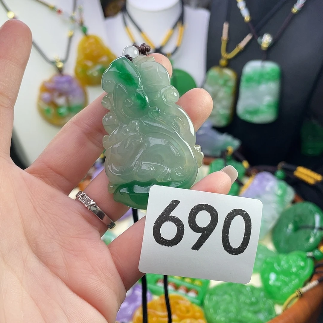 翡翠未镶嵌吊坠(赠链)