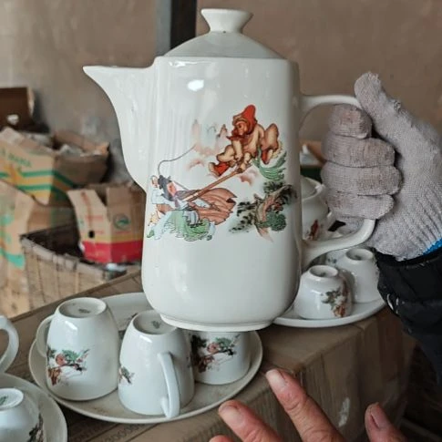 库存微瑕三打白骨精方壶