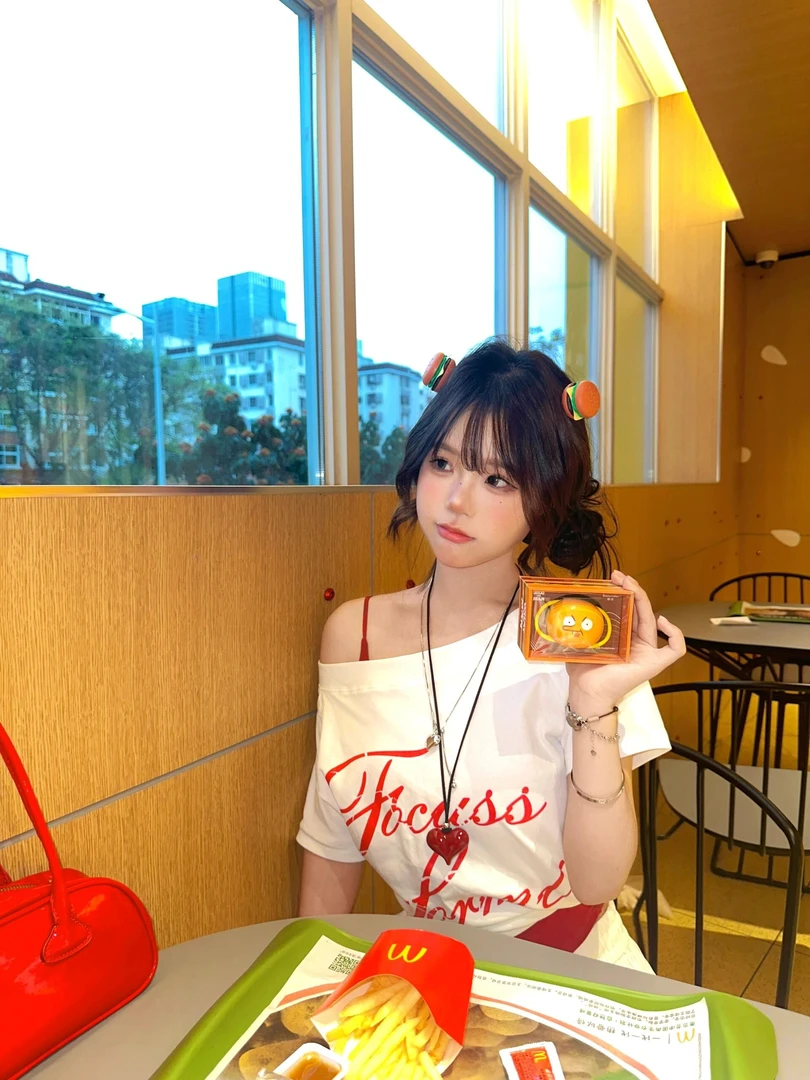 美式辣妹白色斜肩短袖女夏季新款字母印花T恤纯欲风半袖上衣潮