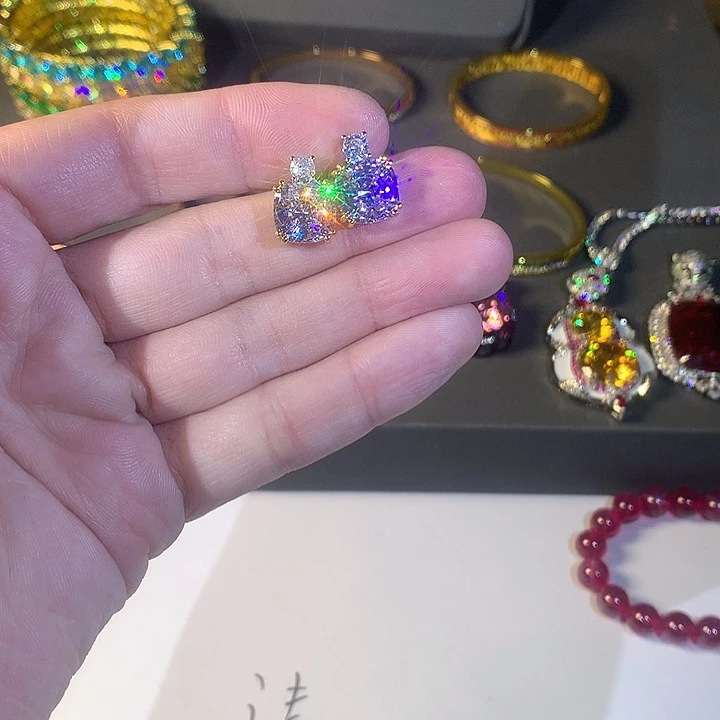 非金属40白色耳钉。