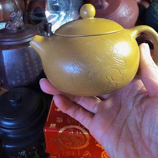 紫砂茶壶原矿泥料手工制作的紫砂壶。