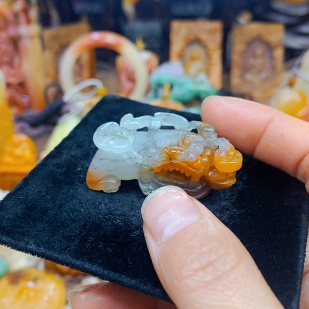 未镶嵌石英质玉（黄龙玉）颈饰