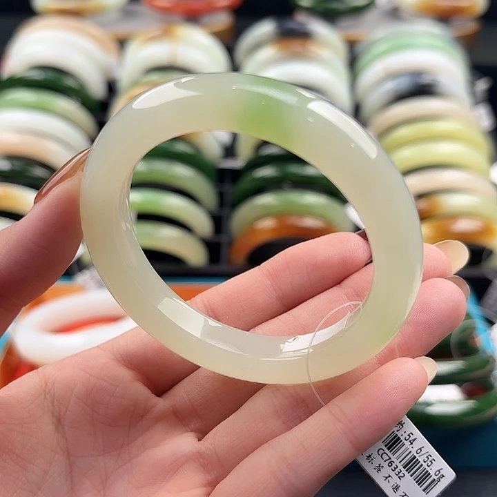 未镶嵌手镯和田玉白底一口亮翠54.6