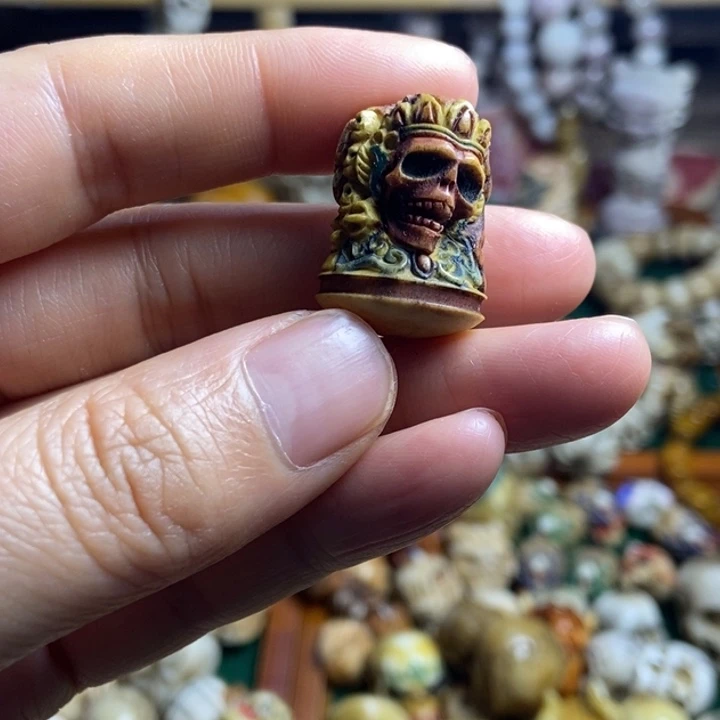 配饰鹿角雕刻一个出