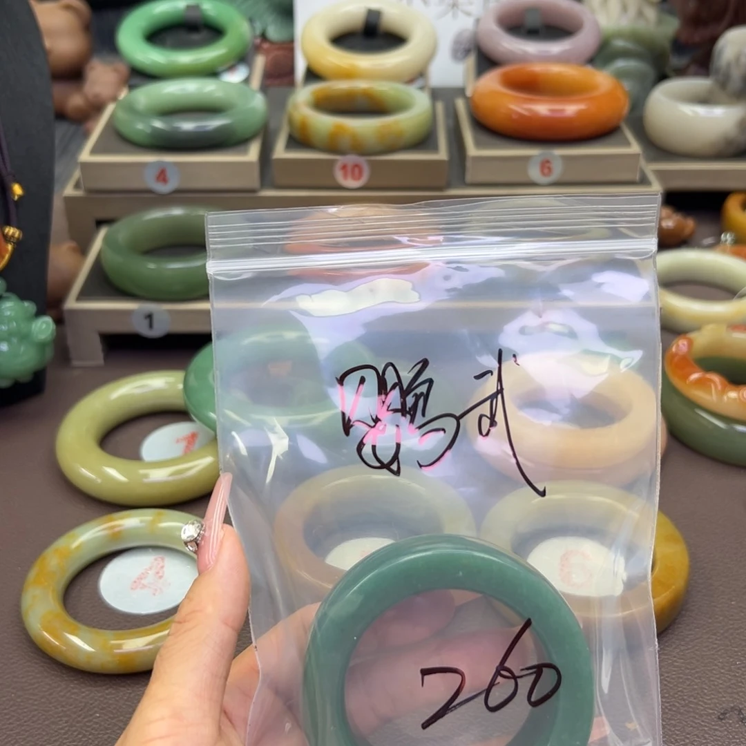 未镶嵌手镯石英岩玉鹦*