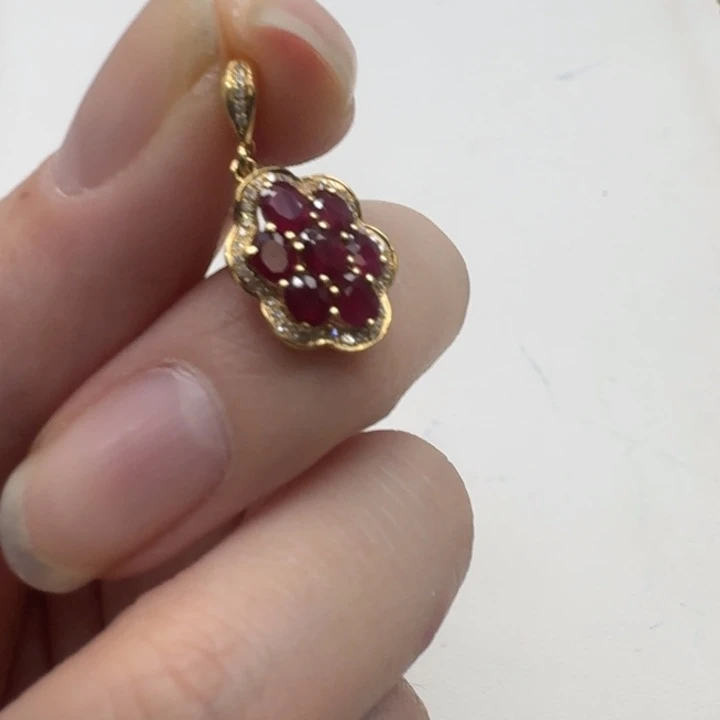 颈饰红宝石18K金镶嵌