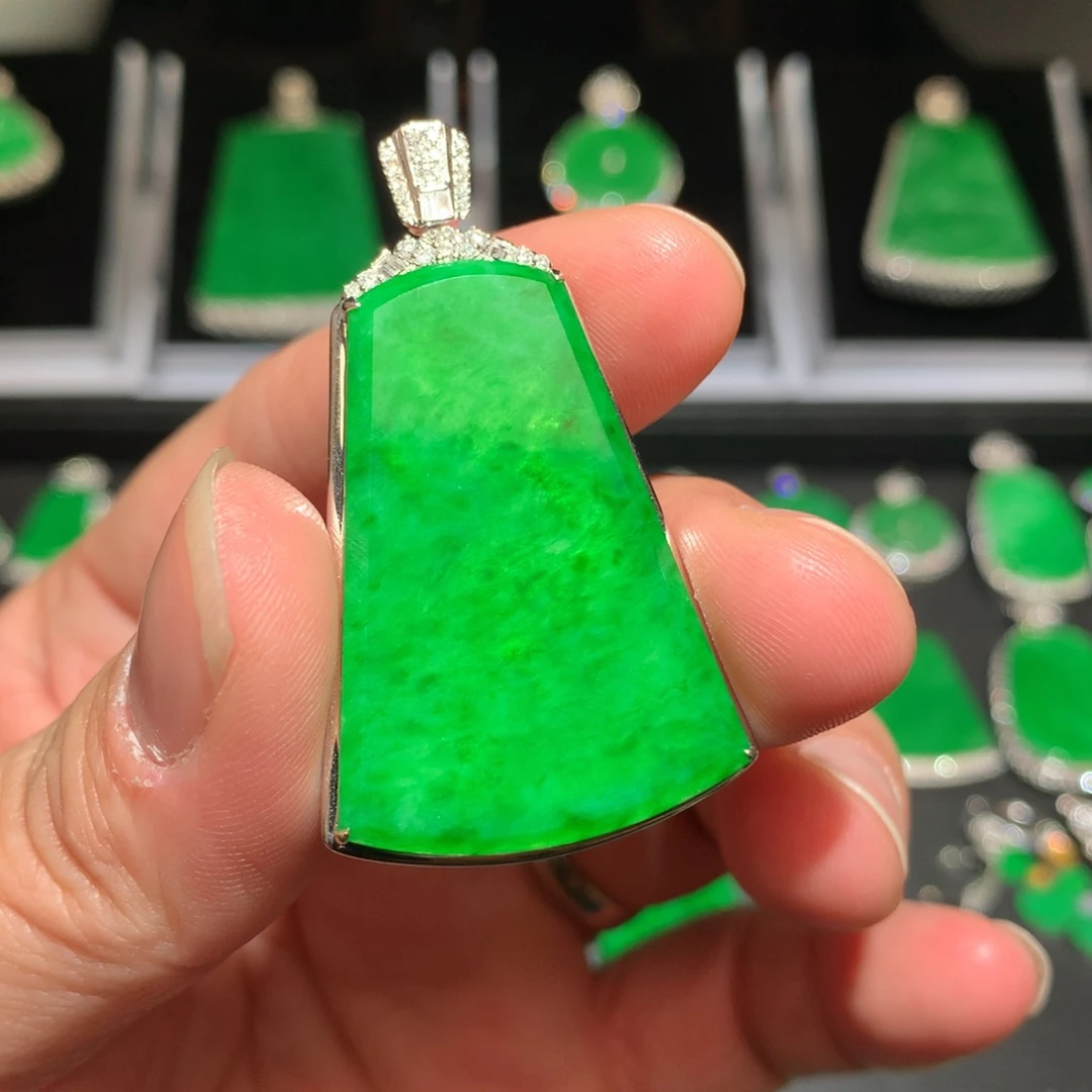 翡翠颈饰18K金镶嵌翡翠