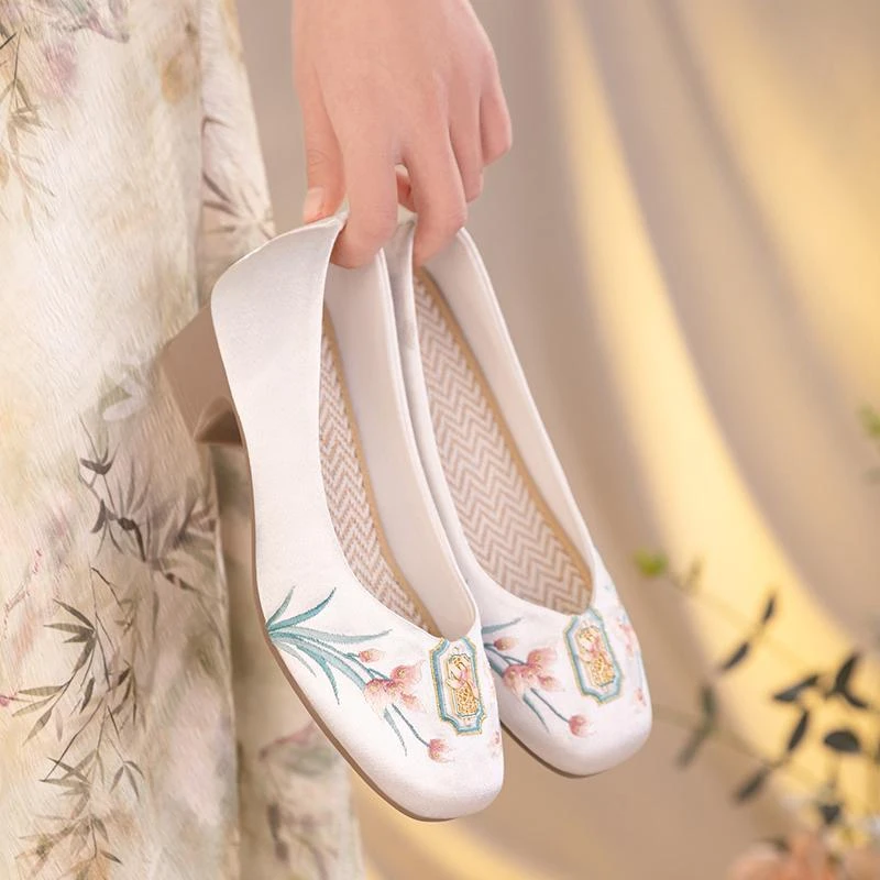 新中式单鞋春夏方头浅口国风刺绣配裙子高跟鞋时尚气质复古旗袍鞋