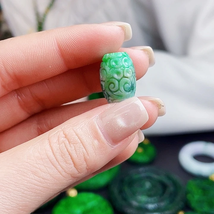 翡翠未镶嵌颈饰多样性