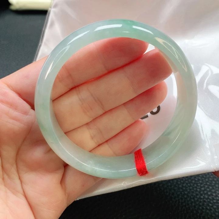 翡翠手镯未镶嵌60轮胎