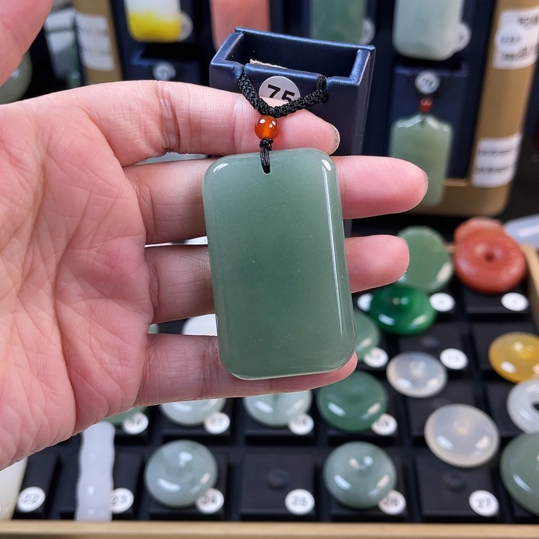 颈饰未镶嵌石英质玉向*葵