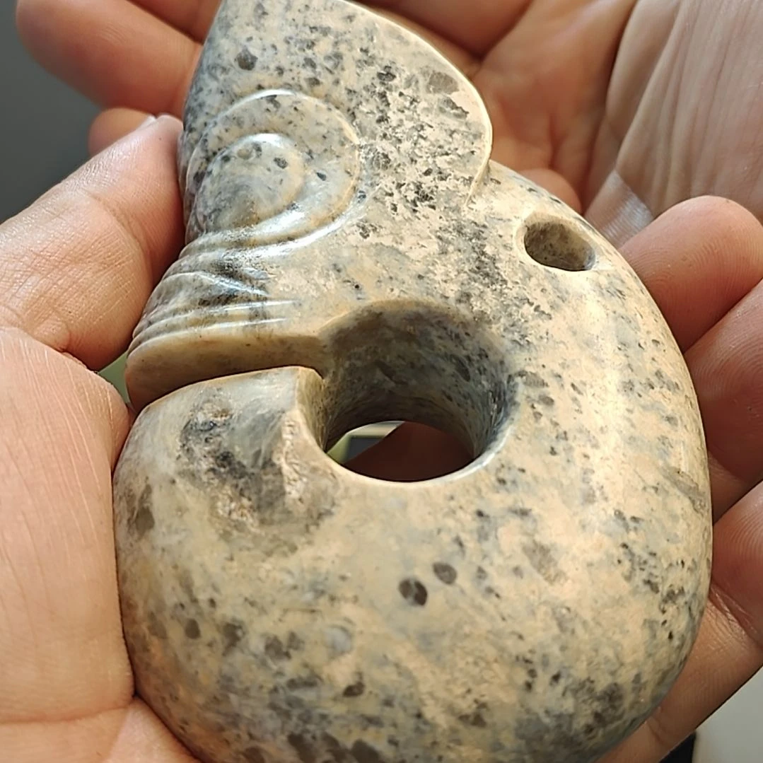 向***。和田玉未镶嵌挂件