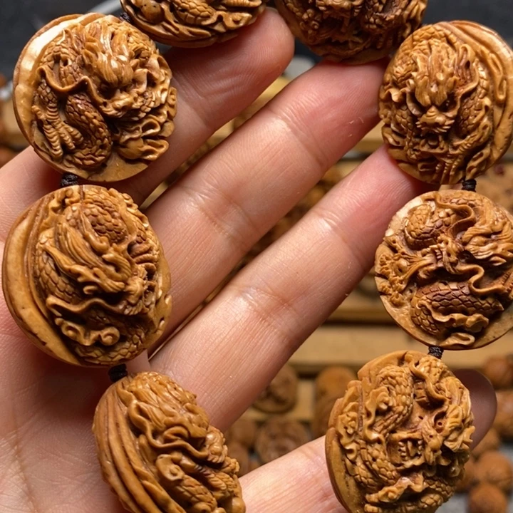 大***秋桃核手工雕刻九龙