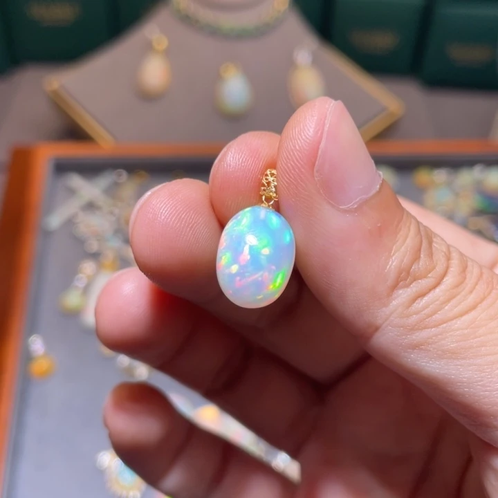 欧泊18K金镶嵌吊坠）幸**临