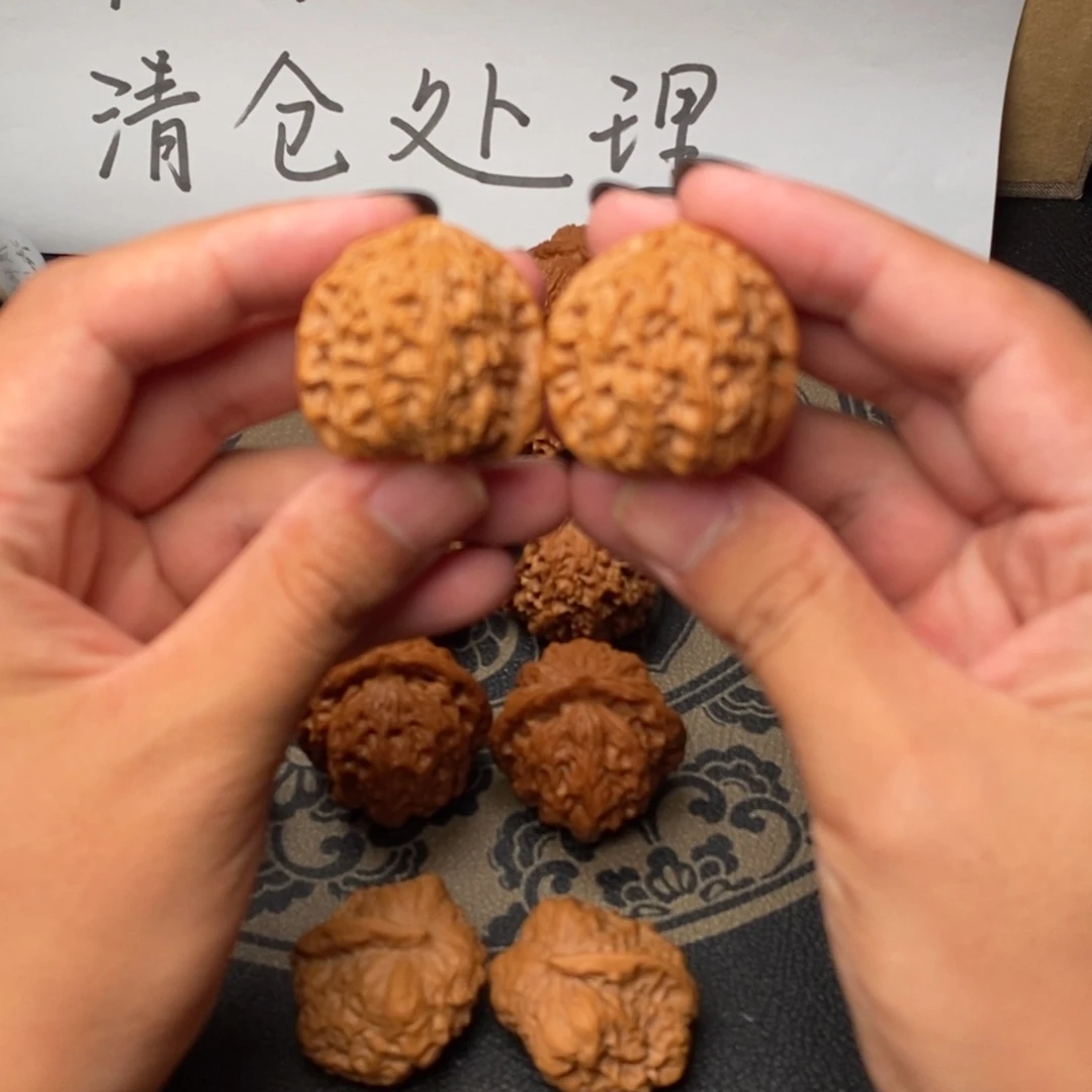 文玩核桃吊坠白狮