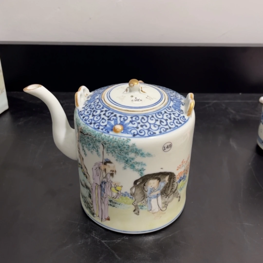 摆件赵*迹浅降彩人物提梁壶