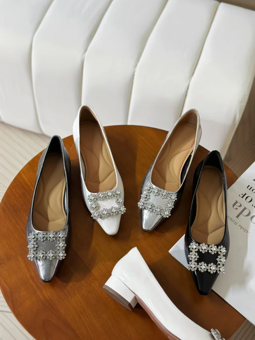 2025年春夏新款牛油皮水钻扣尖头浅口百搭瓢鞋女时尚舒适通勤单鞋