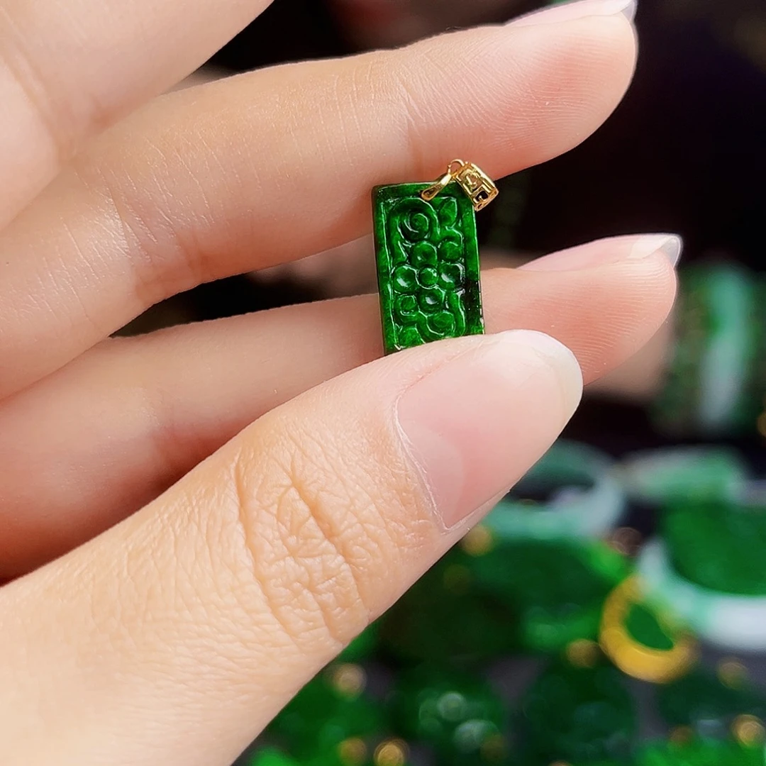 颈饰18K金镶嵌翡翠多样性