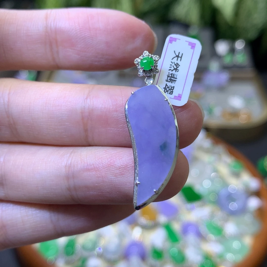 颈饰18K金镶嵌翡翠