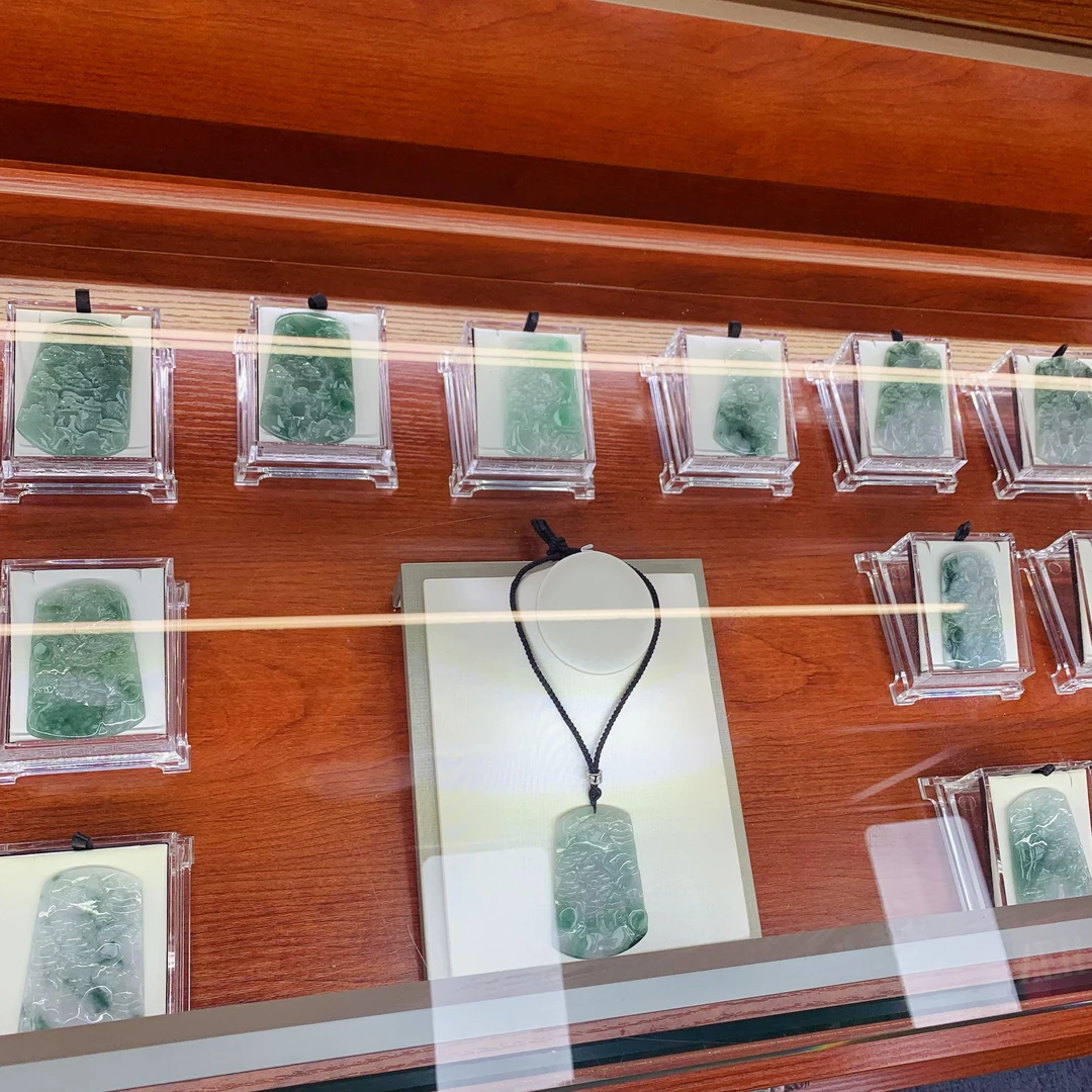 BAQIZHUBAO/八七珠宝・多样性 天然A货翡翠飘绿花大山水牌一件