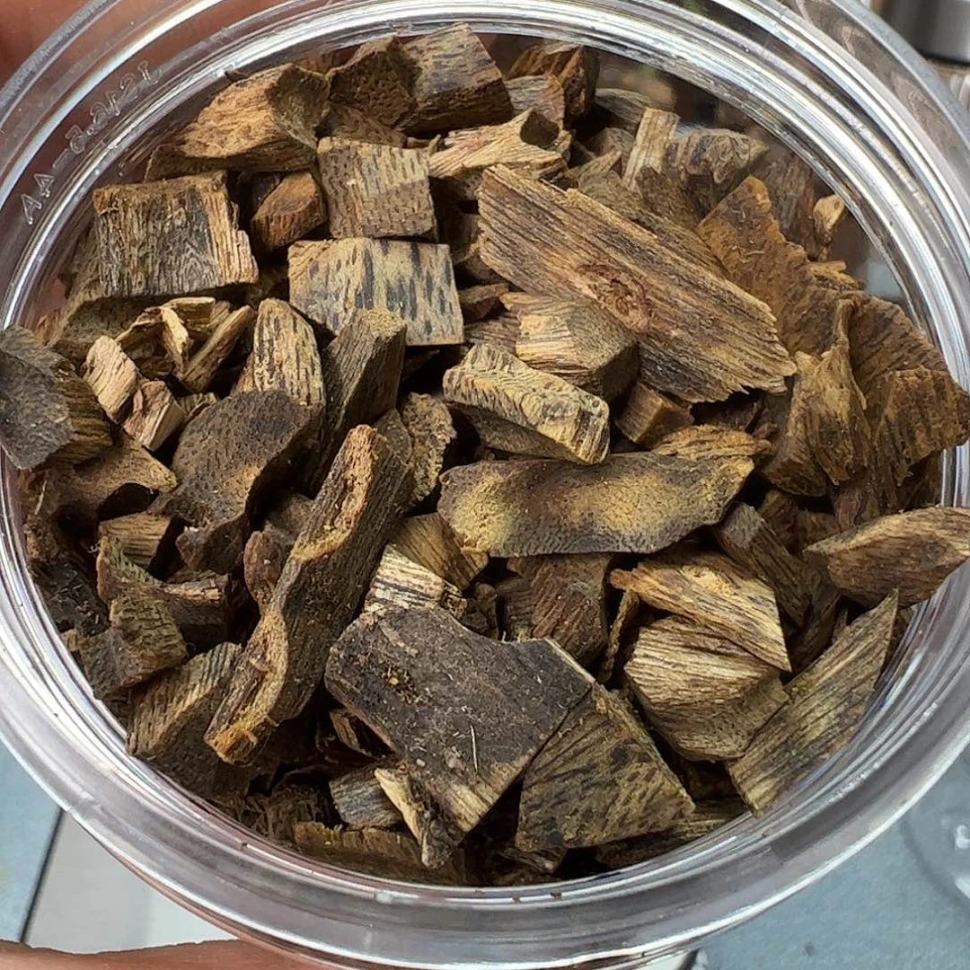 沉香木手把件莺歌绿奇楠碎料52克