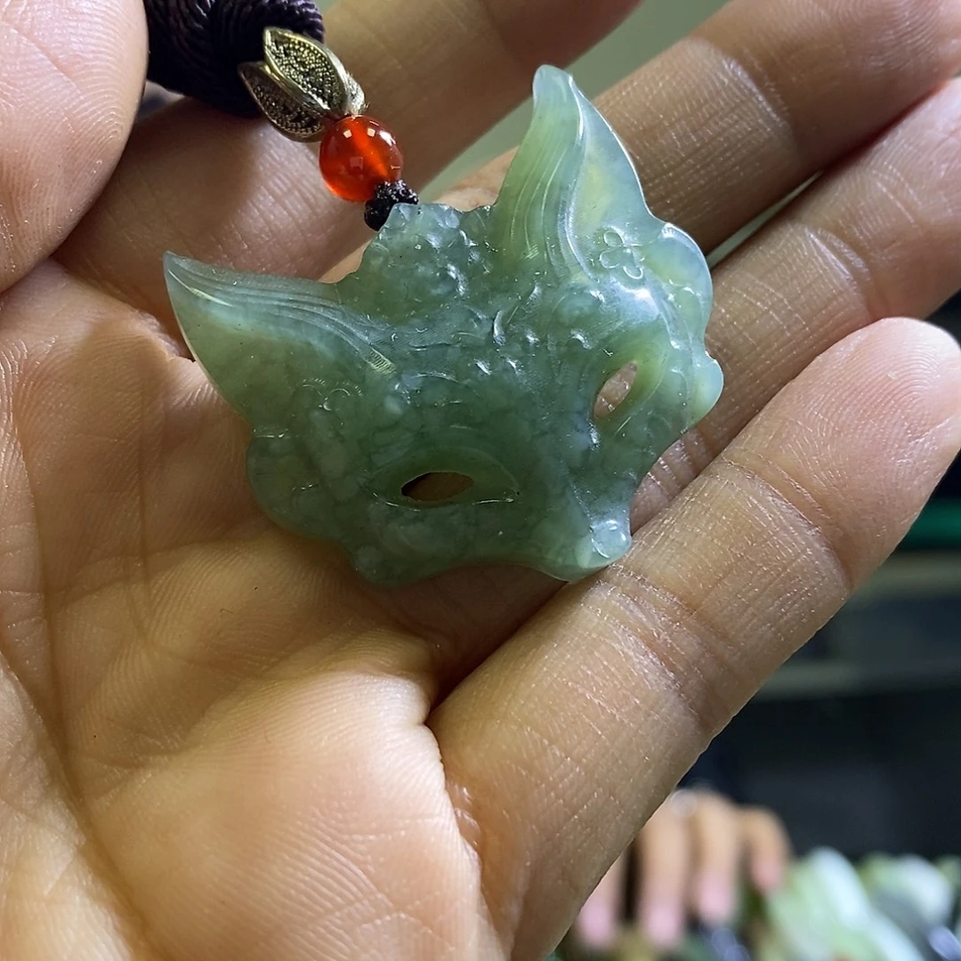 岫玉未镶嵌颈饰一个