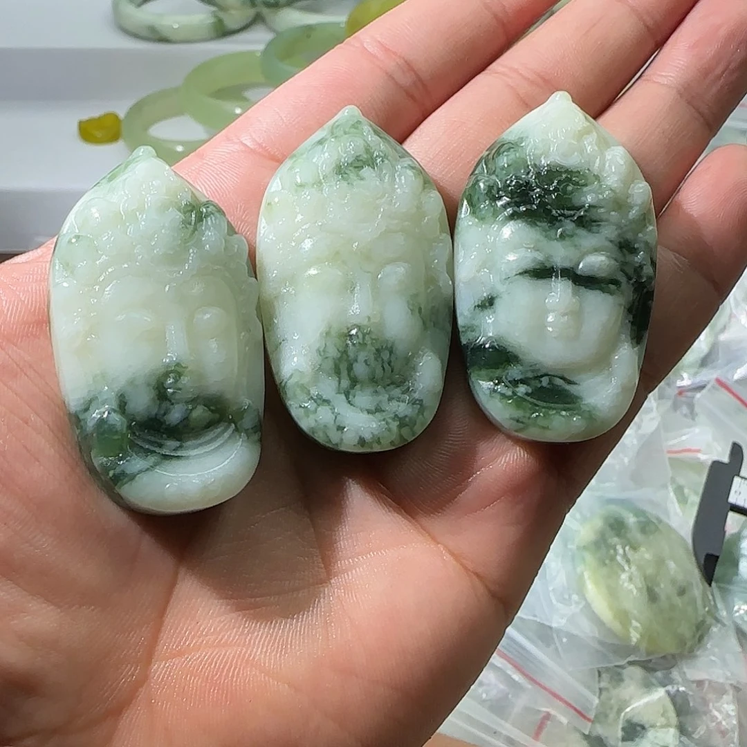 透闪石-蛇纹石玉未镶嵌颈饰