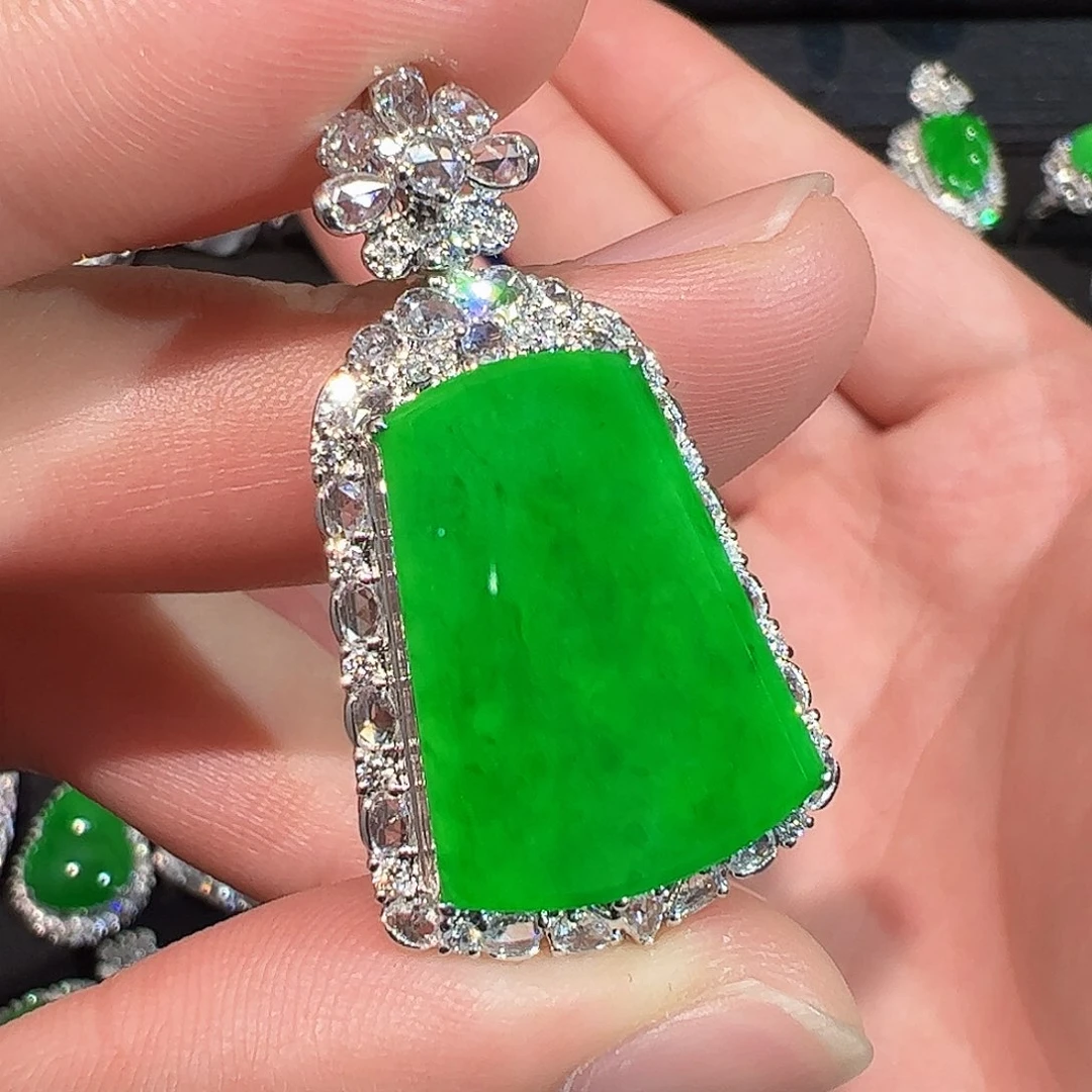 翡翠18K金镶嵌颈饰无事牌