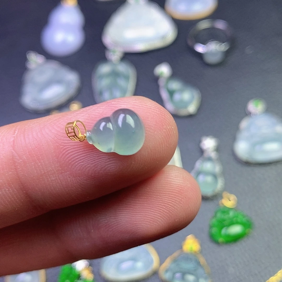 颈饰18K金镶嵌翡翠