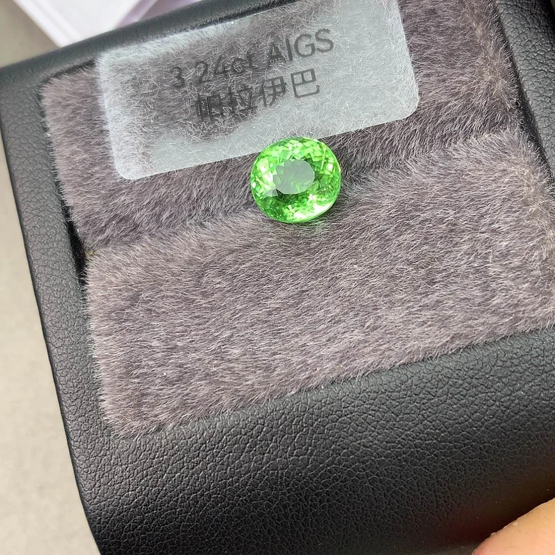 帕拉依巴碧玺未镶嵌裸石3.24克拉霓虹绿