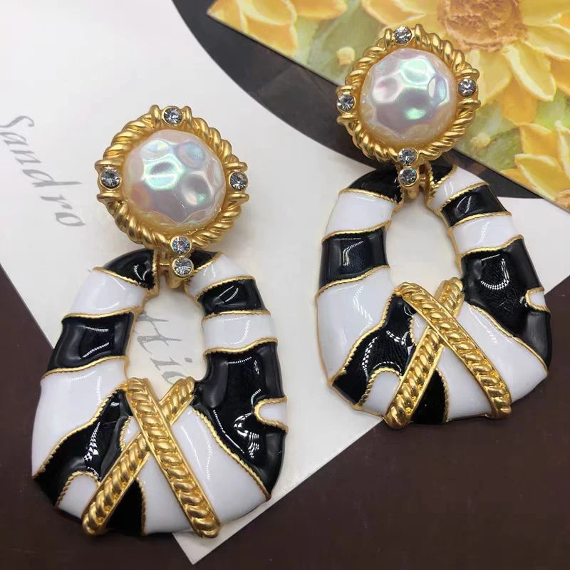 合金亚克力耳饰 2205 气质百搭中古简约超仙法式复古仙黑白气耳钉