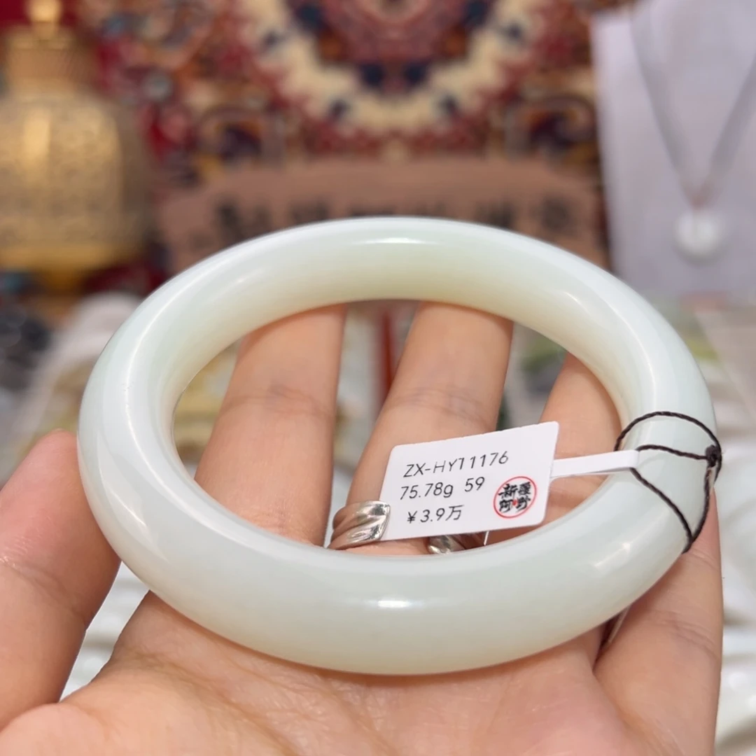 和田玉未镶嵌手镯